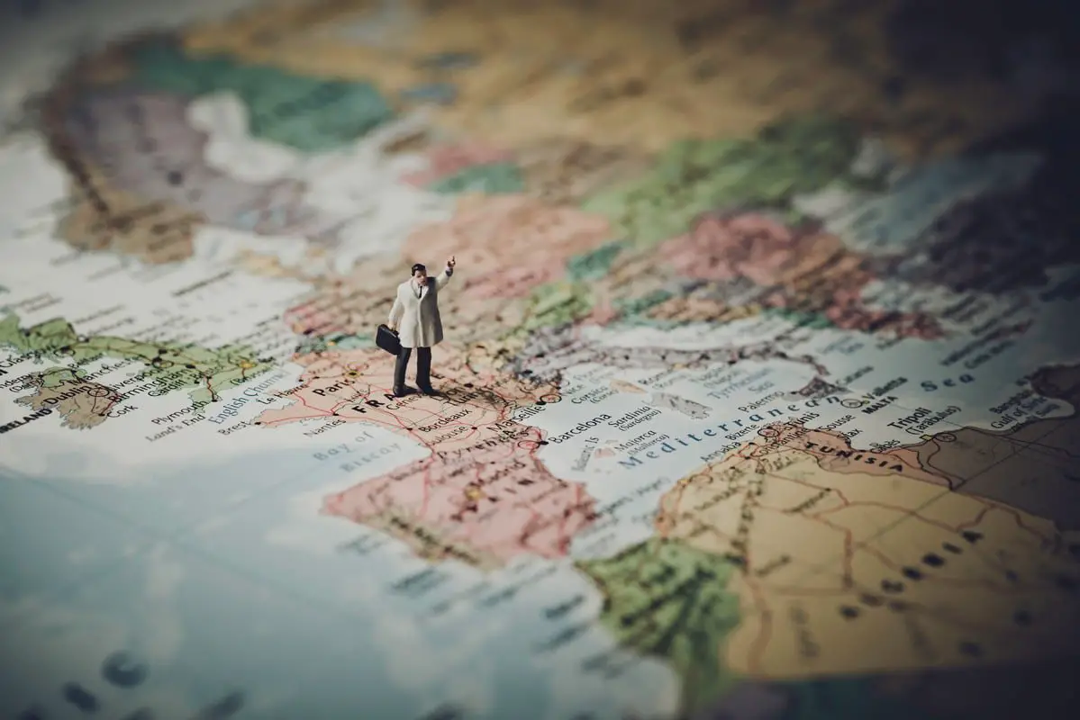 Genitori viaggio cc0 http://www.slon.pics/shop/miniature-businessman-map-europe/