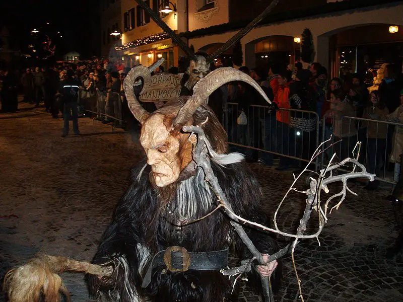 Babbo Natale Tedesco.Krampus La Risposta Tedesca A Babbo Natale Che Terrorizza I Bimbi Cattivi Berlino Magazine