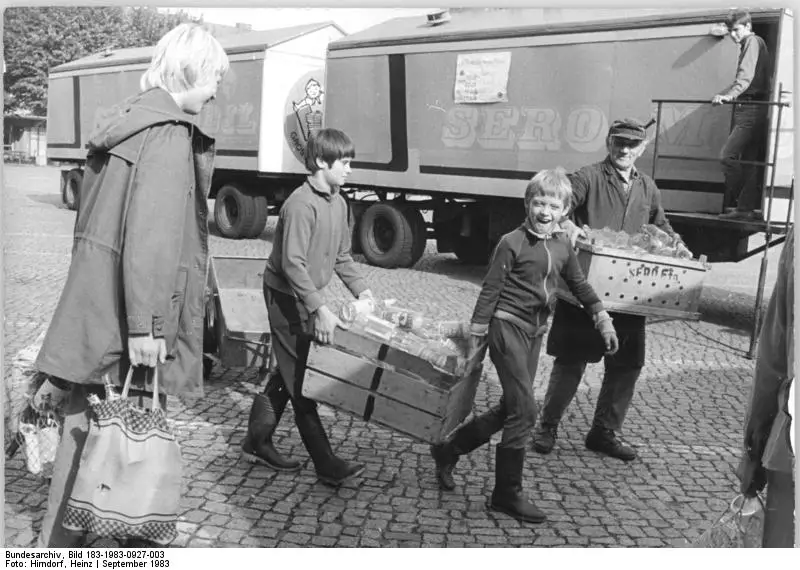 Kinder sammeln Altstoffe © Hirndorf, Heinz CC BY-SA 3.0 DE