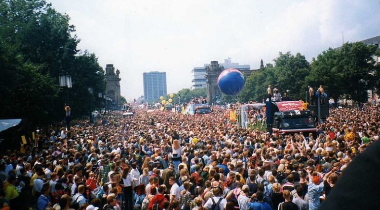 Berlino Love Paradehttps://commons.wikimedia.org/wiki/File:Berlino_Love_Parade_1998.jpg cc 2.0