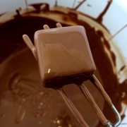 fabbrica di cioccolato Sarotti-Höfe, CC0 public domain, foto di 5671698 da Pixabay, https://pixabay.com/it/photos/mano-a-immersione-cioccolatini-2911048/