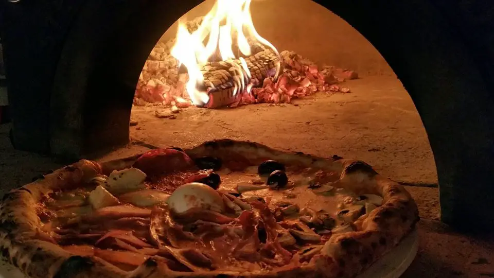 Holzofen und bis 72 Stunden Ruhezeit: Prometeos neapolitanische Pizza