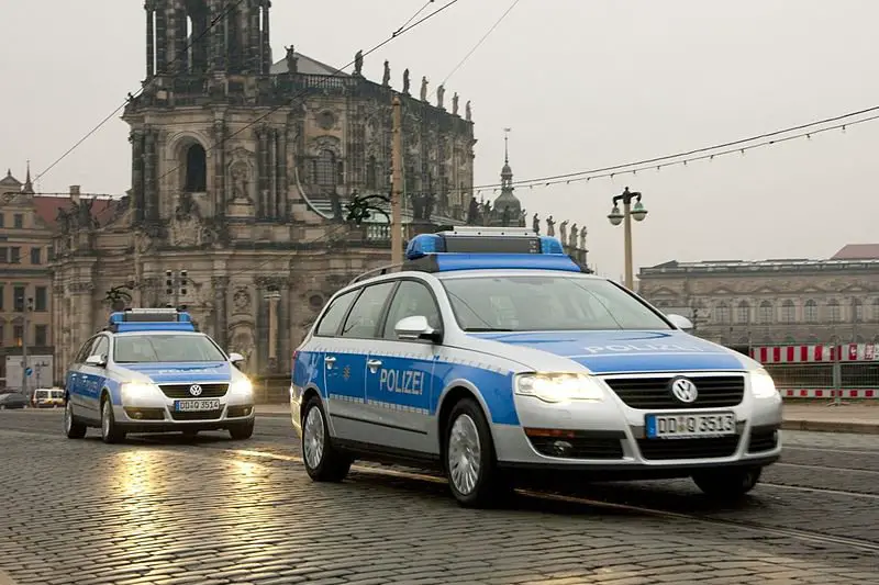 https://de.m.wikipedia.org/wiki/Datei:Polizei_Sachsen_VW_Passat.JPG Copyright Ireas CC-BY-SA-3.0-DE.