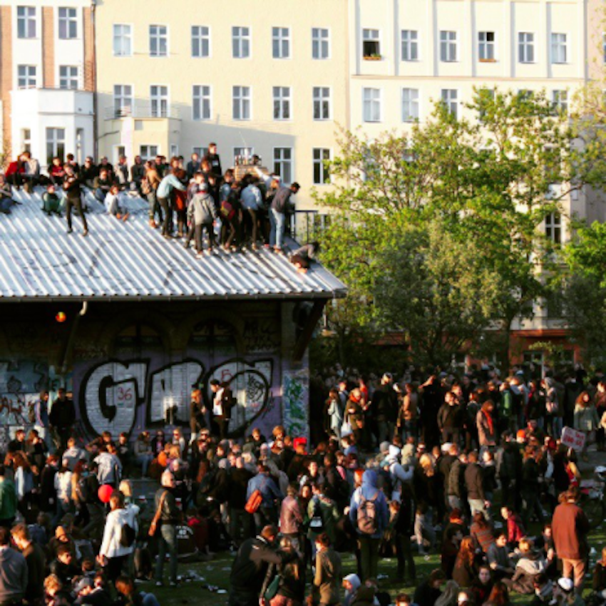 canalalemanizandoPrimeiro de maio em #Berlim é nesse clima. E amanhã deve sair vídeo sobre o evento, fiquem ligados. :D https://www.instagram.com/p/2J2E8Ipkfl/?tagged=erstemai Primo Maggio