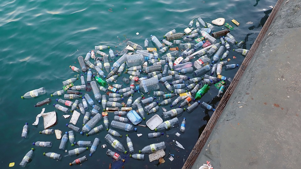 bottiglie di plastica in mare