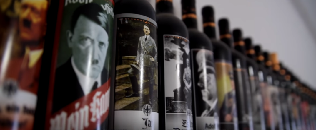 Bottiglie vino Hitler e Mussolini