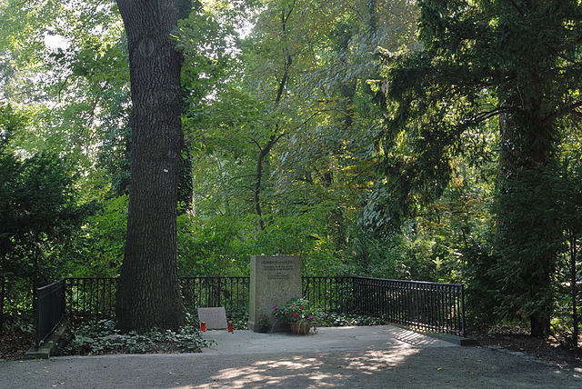 © lotatau, Overview of the grave of Heinrich von Kleist and Henriette Vogel in Berlin-Wannsee, CC BY-SA 3.0