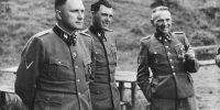 ©License: Public domain- Mengele Richard Baer, Mengele e Rudolf Höss at Auschwitz, 1944. Höcker Album