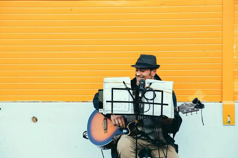 © Dewet Willemse, A man playing music outside, BY-SA CC 0.0