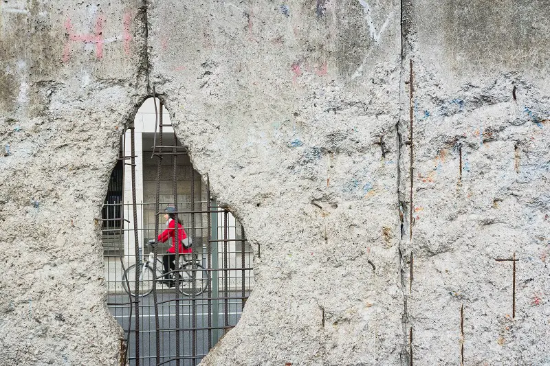 © Morgana Bartolomei, Hole, wall, bicycle and cyclist, BY-SA CC 0.0