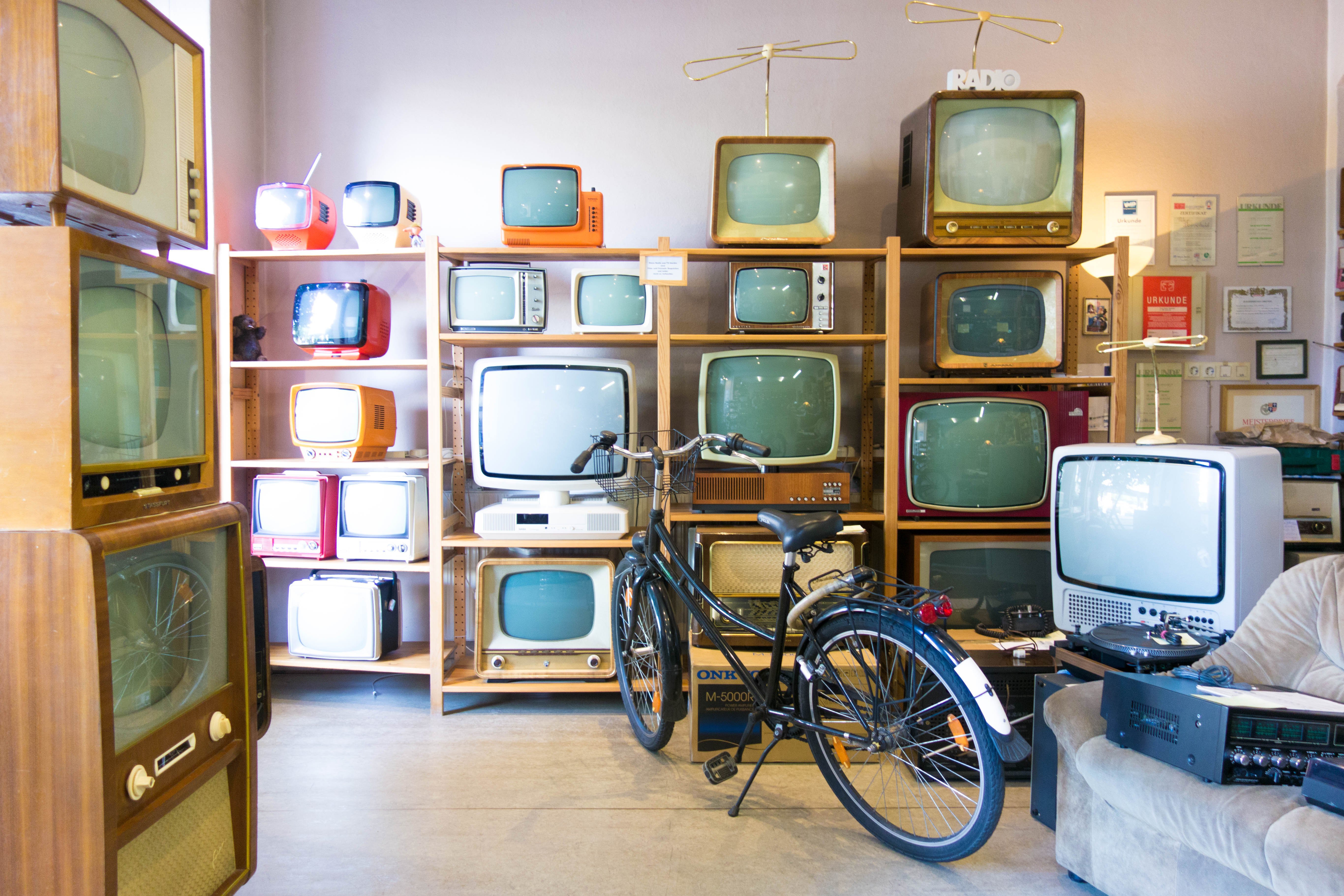 Foto di copertina: © Peter ᴳᴱᴼ Kent, Shop, Store, old and tv, BY-SA CC 0.0