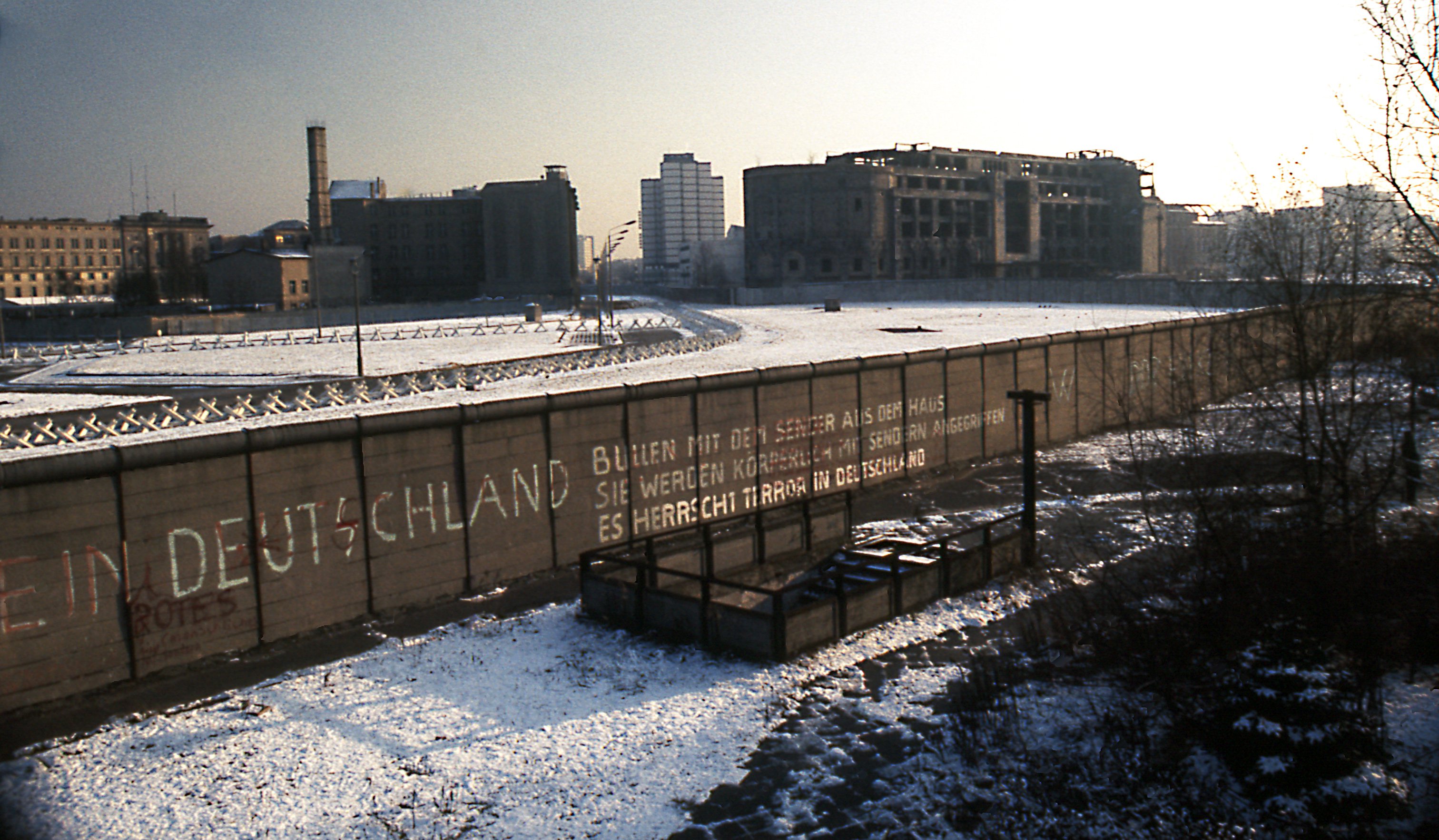 ©Edward Valachovic, Berlin Wall Postdamer Platz November 1975 looking East, CC BY 2.0