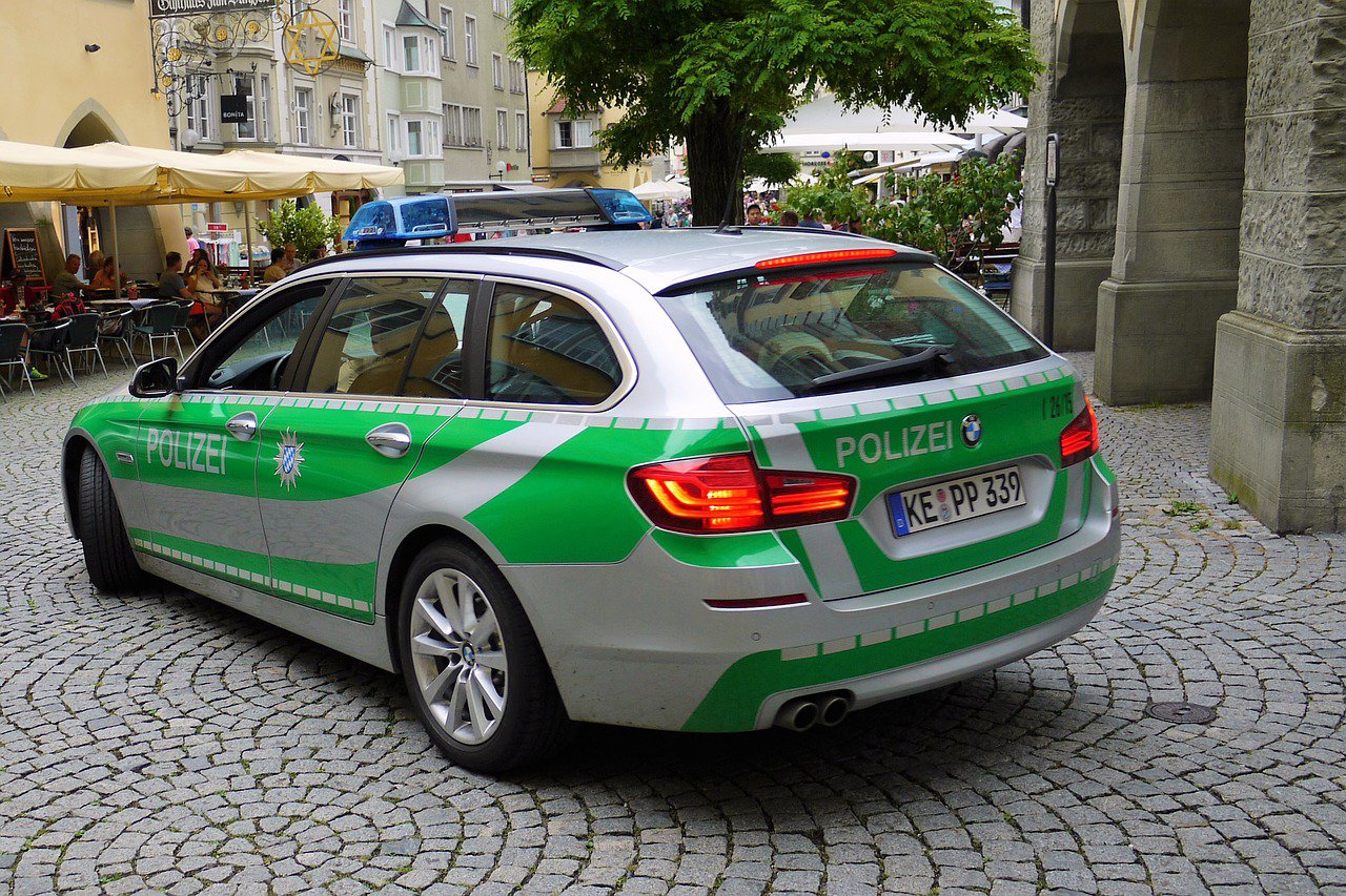 cc0 pixabay https://pixabay.com/it/tedesco-polizia-auto-bmw-polizei-1539596/ polizia arrestati sospetti