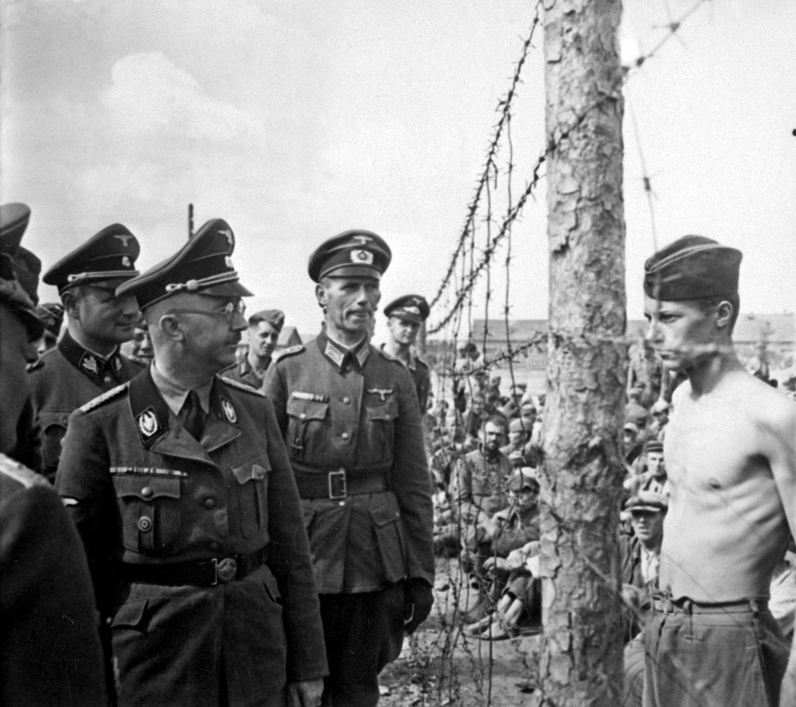 https://rarehistoricalphotos.com/himmler-prisoner-staring-defiance-1941/?fbclid=IwAR3_9IJiVC6kd81ccb3OWdUmL3-ActeawBL0WbNrSDSy7BQP6eRoHSutGQU