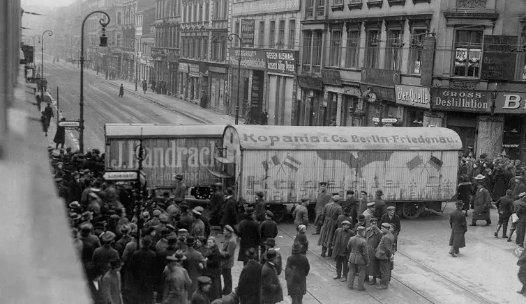 Linienstraße, Berlino, März 1919 © ullstein bild - Süddeutsche Zeitung Photo/Scherl. Immagine dal sito: https://www.kulturprojekte.berlin/projekt/100-jahre-revolution-berlin-191819/