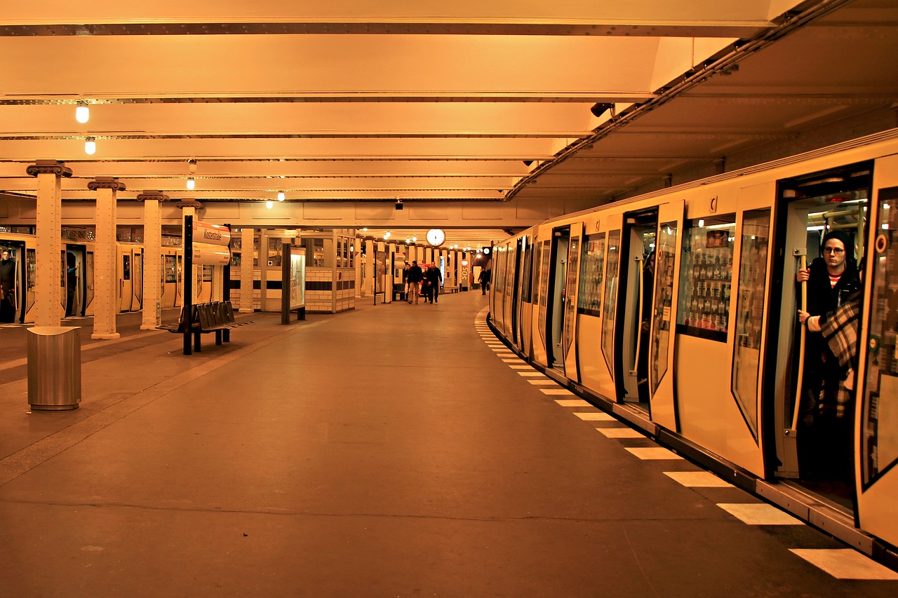 https://pixabay.com/it/metro-sottosuolo-giallo-trasporti-2304191/
