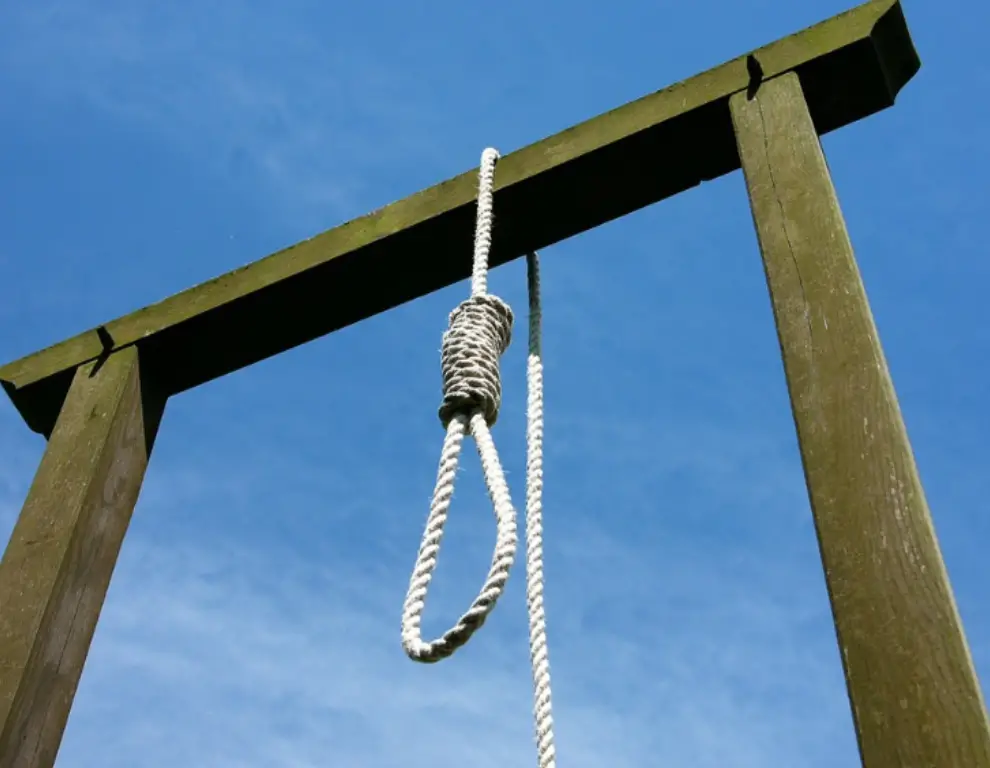 pena di morte https://pixabay.com/it/forca-cielo-blu-cornice-di-legno-858572/