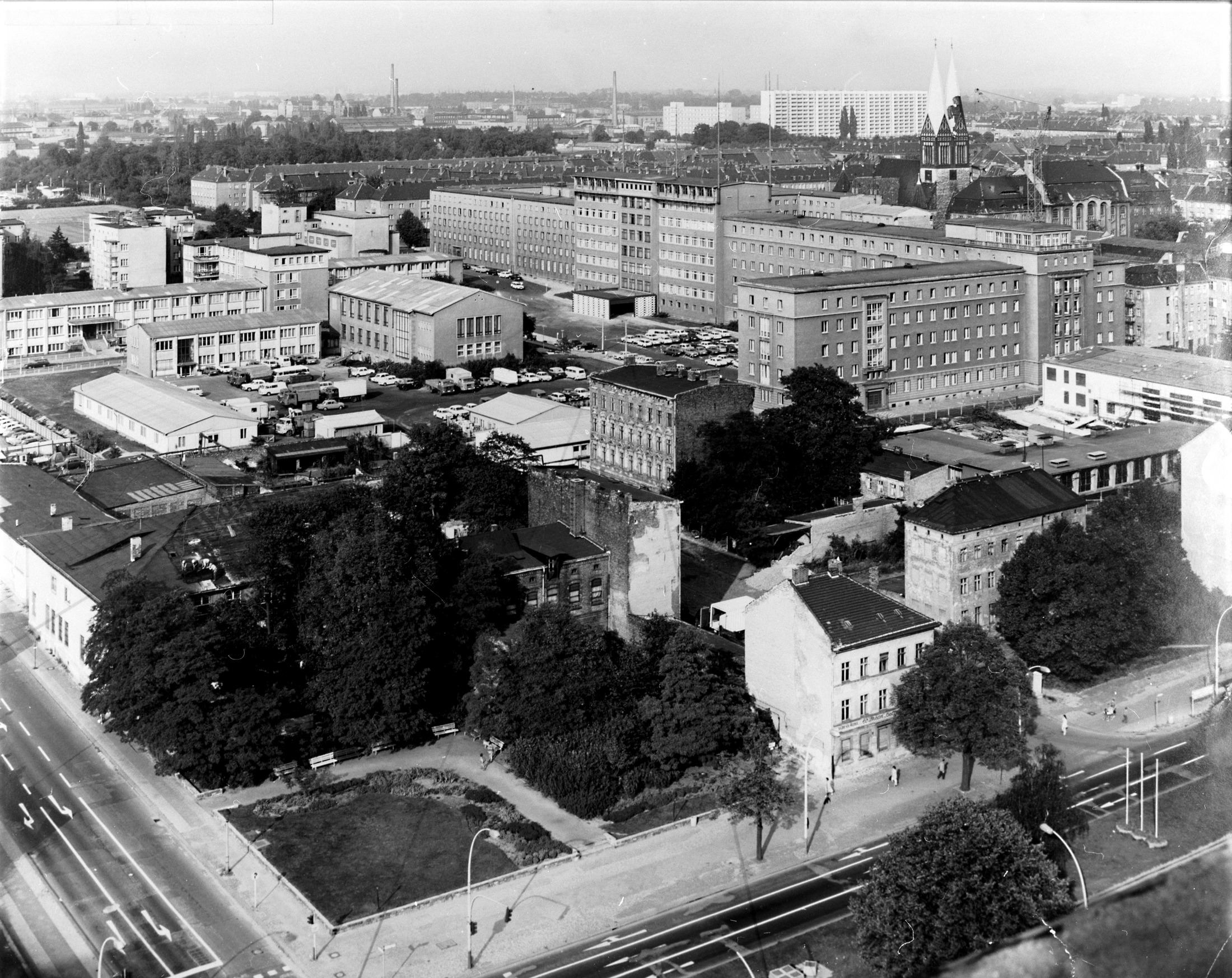 Quartier Generale Stasi anni'70 ©https://www.stasi-mediathek.de/medien/die-stasi-zentrale-in-berlin-lichtenberg-in-den-70er-jahren/blatt/26/