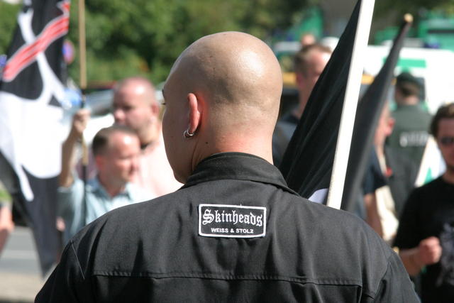 neonazista estremisti di destra©GFDL 1.2https://de.wikipedia.org/wiki/Neonazismus#/media/File:Neonazi-skinheads-weiss-und-stolz.jpg