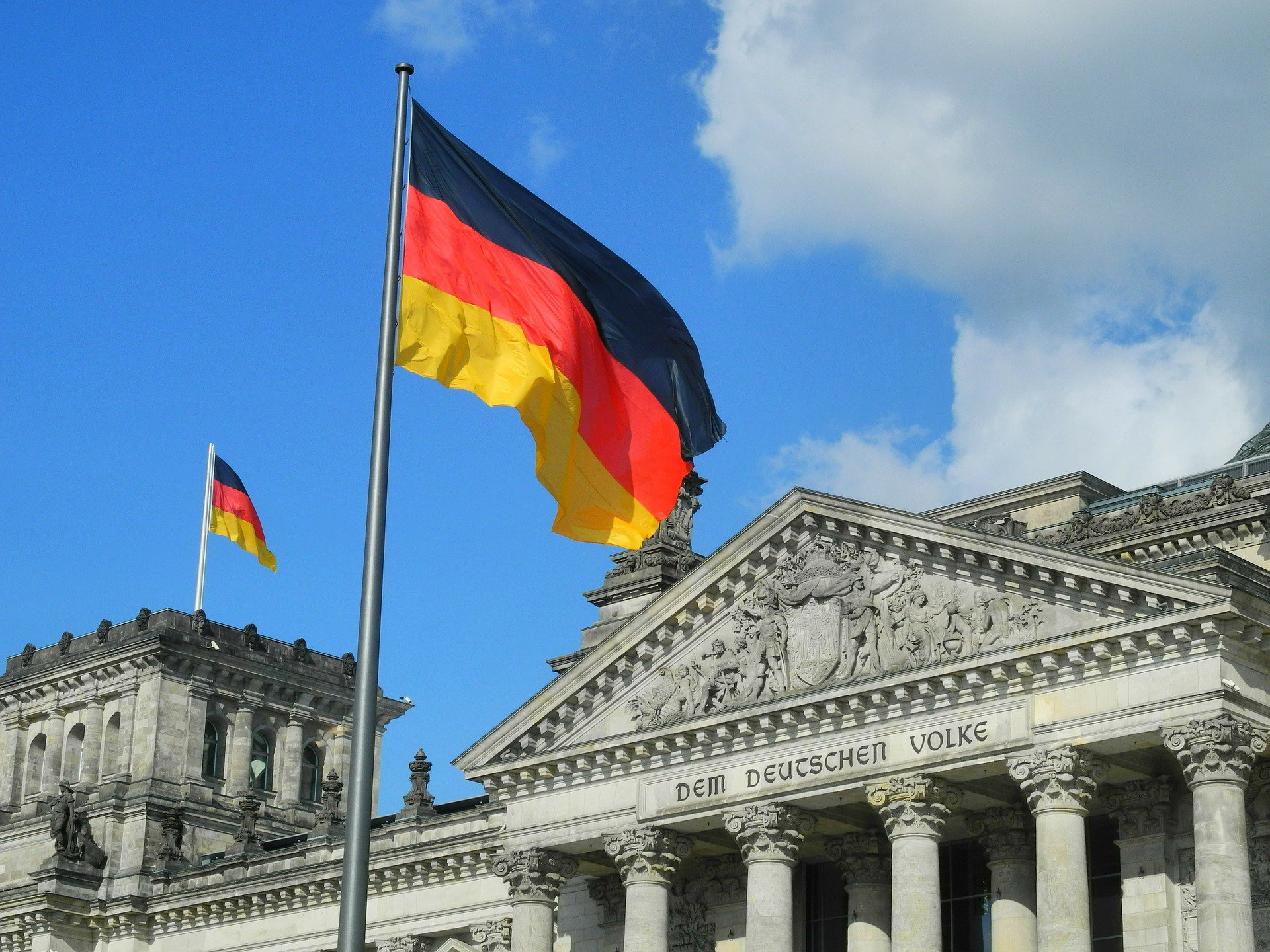 bandiera tedesca https://pixabay.com/it/reichstag-il-volke-tedesco-germania-324982/ ©karlherl CC0