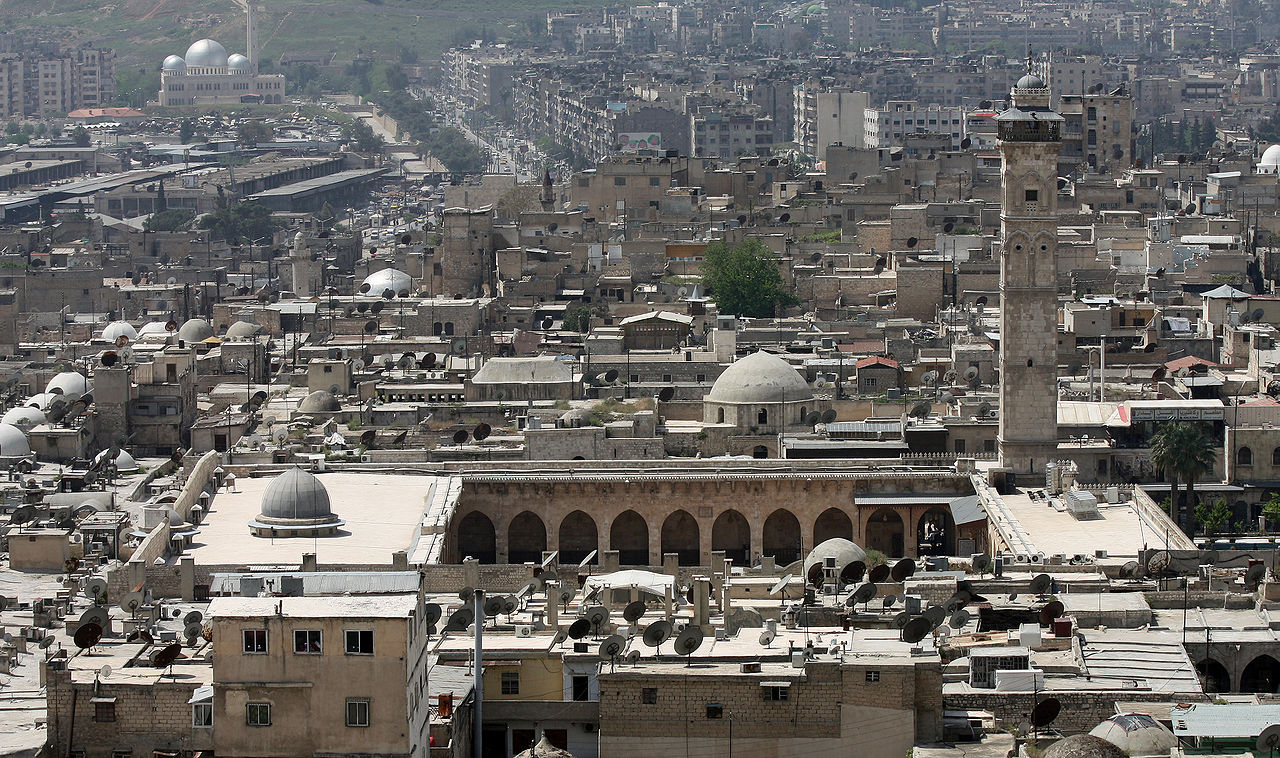 Cittadella di Aleppo ©Guillaume Piolle CC BY-SA3.0https://it.wikipedia.org/wiki/Moschea_degli_Omayyadi_di_Aleppo#/media/File:Mosquée_des_Omeyyades_d%27Alep.jpg