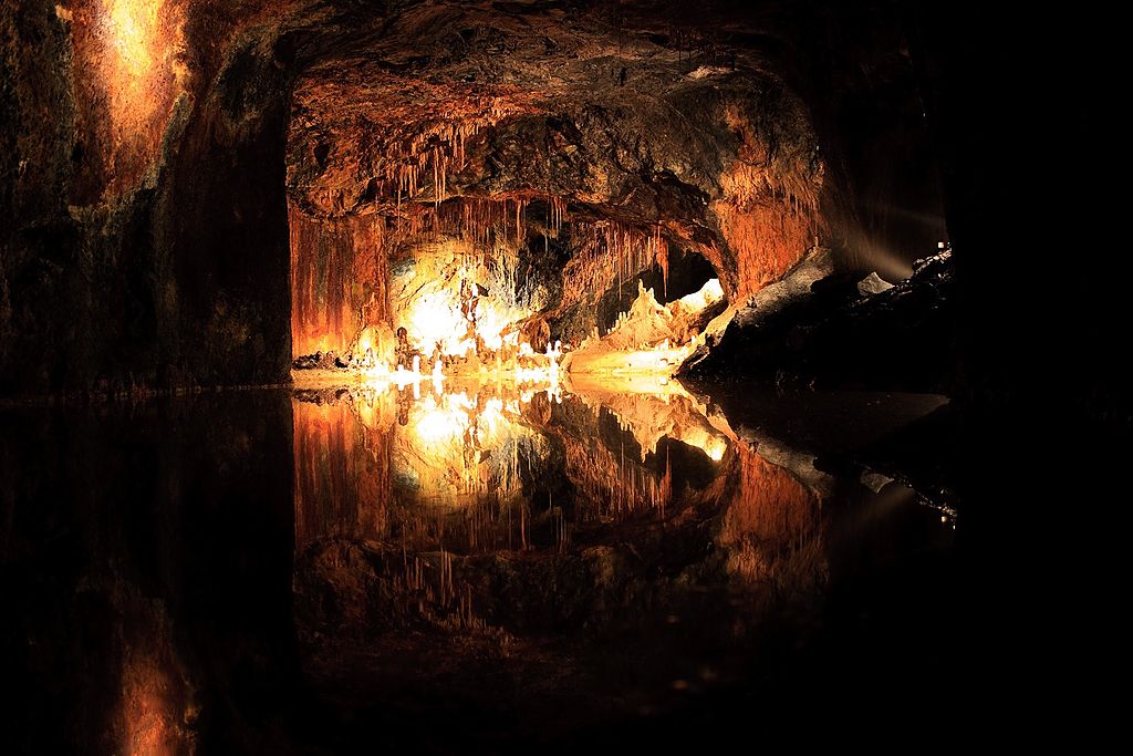 Grotte delle Fate ©Dirk Vonderstrasse CC BY-SA 2.0 https://it.wikipedia.org/wiki/Grotte_delle_fate_di_Saalfeld#/media/File:Feengrotten_Saalfeld_(10561298993).jpg