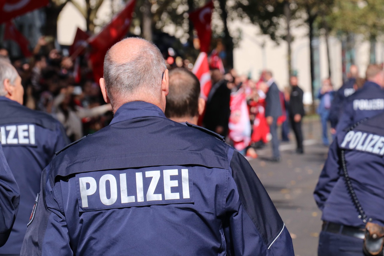 https://pixabay.com/it/polizei-deutschland-germany-police-3772469/