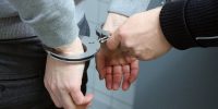Uomo arrestato Pixabay CC0 https://berlinomagazine.com/wp-content/uploads/2019/02/handcuffs-2102488_1280.jpg