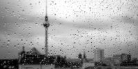 pioggia a Berlino, Pexels CC0 https://www.pexels.com/photo/abstract-art-berlin-black-544249/