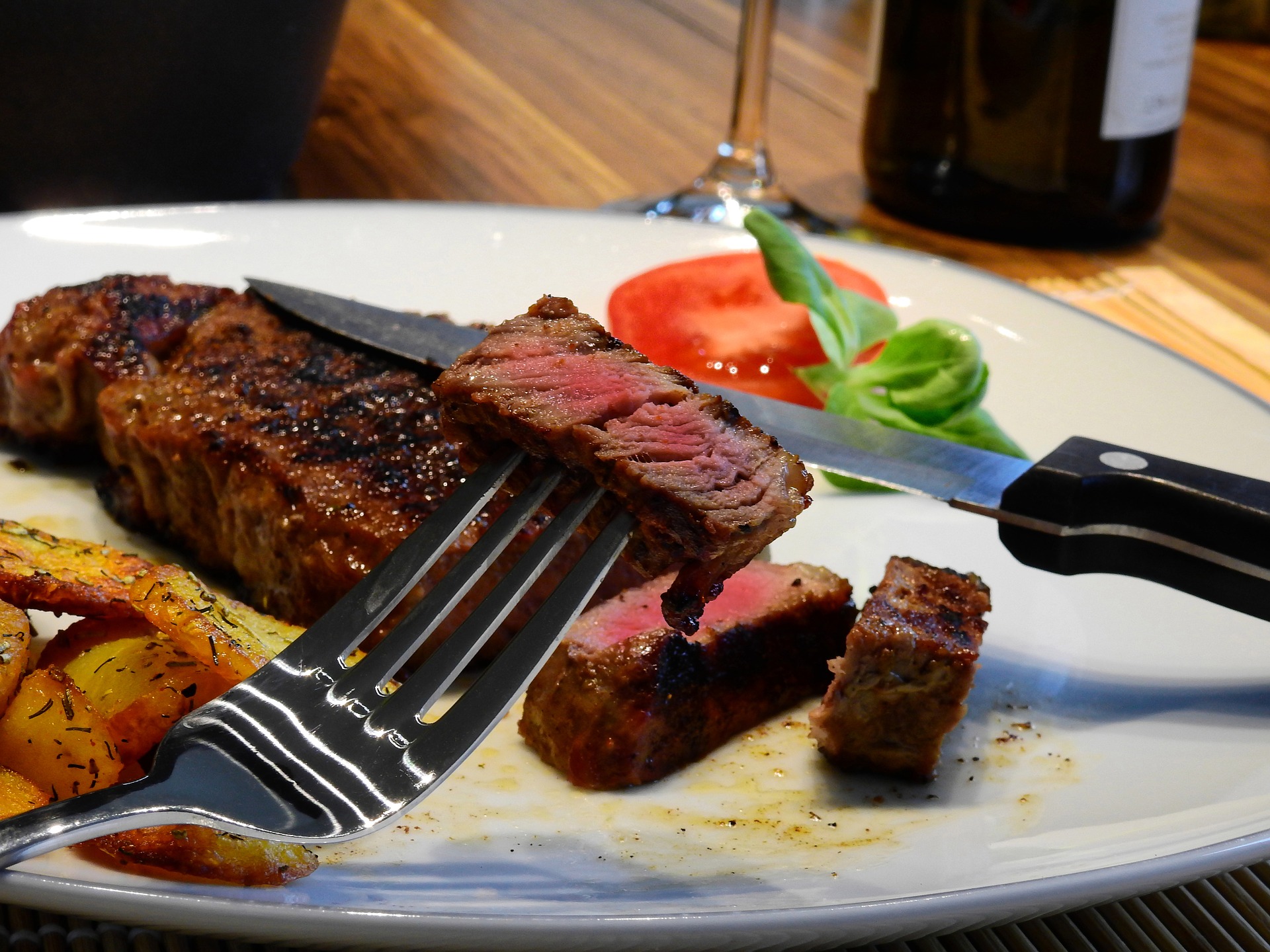 Bistecca da Pixabay https://pixabay.com/en/steak-meat-beef-eat-food-2272467/