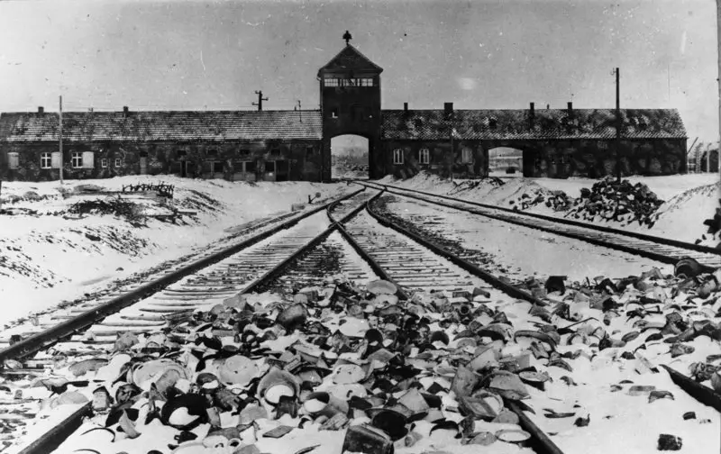 Auschwitz ©Bundesarchiv, B 285 Bild-04413 / Stanislaw Mucha / CC-BY-SA 3.0 https://de.wikipedia.org/wiki/KZ_Auschwitz-Birkenau#/media/File:Bundesarchiv_B_285_Bild-04413,_KZ_Auschwitz,_Einfahrt.jpg