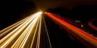 Autobahn di notte ©Pubblico Dominio da Pixabay https://pixabay.com/de/photos/autobahn-nachtaufnahme-lichter-393492/