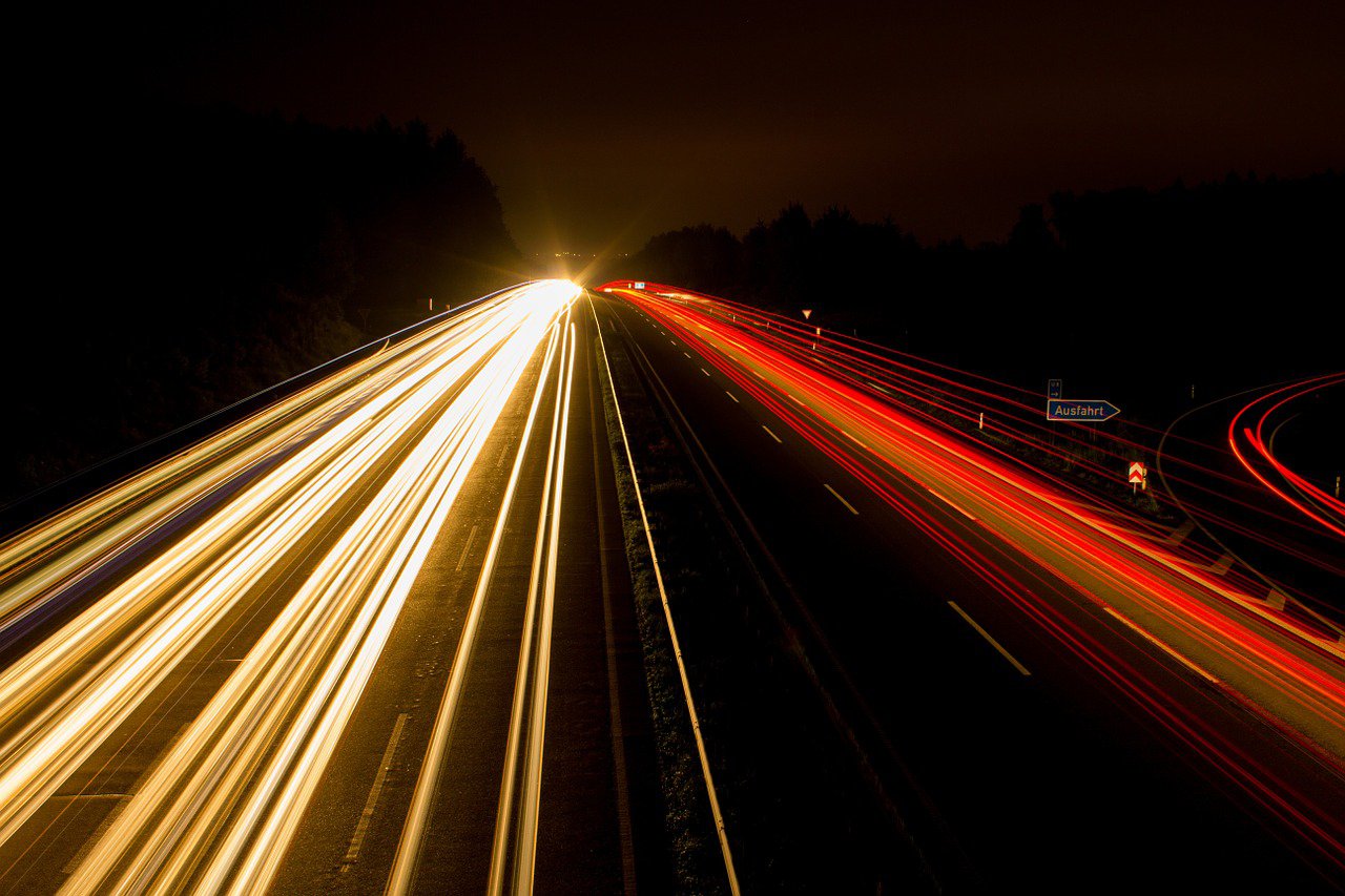 Autobahn di notte ©Pubblico Dominio da Pixabay https://pixabay.com/de/photos/autobahn-nachtaufnahme-lichter-393492/