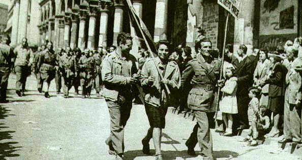 Partigiani sfilano per le strade ©Pubblico Dominio https://it.wikipedia.org/wiki/File:Partigiani_sfilano_per_le_strade_di_milano.jpg