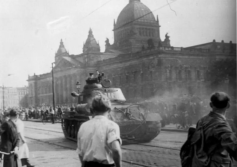 Leipzig, um den 17. Juni 1953, Bundesarchiv, https://it.wikipedia.org/wiki/Moti_operai_del_1953_nella_Germania_Est#/media/File:Bundesarchiv_Bild_175-14676,_Leipzig,_Reichsgericht,_russischer_Panzer.jpg, CC-BY-SA 3.0