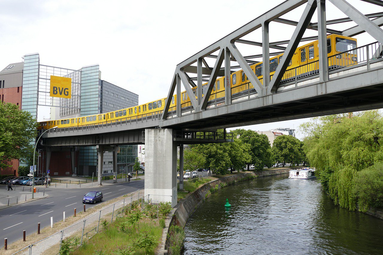 Berlino restrizioni, karlherl, https://pixabay.com/it/photos/berlino-kreuzberg-ubahn-794303/, CC0