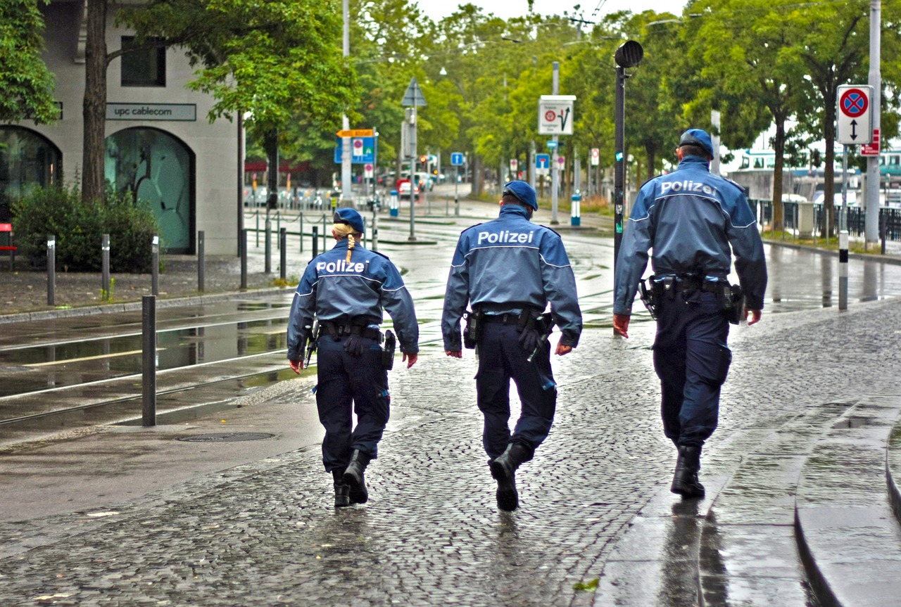 Polizia, robert_marinkovic, https://pixabay.com/photos/city-police-street-law-urban-2189720/ CC0
