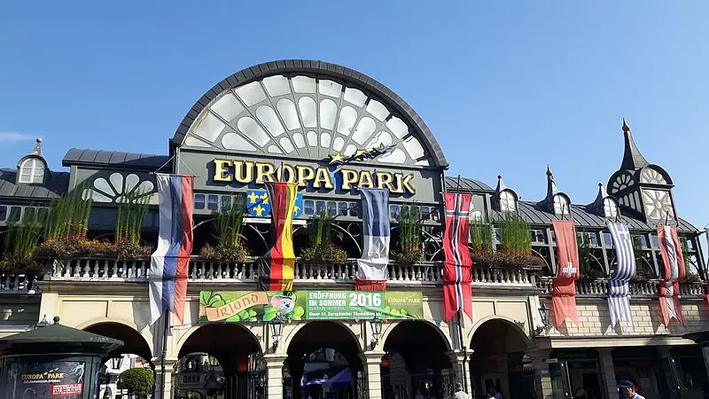 Europa Park da Wikipedia CC BY-SA 4.0 https://de.wikipedia.org/wiki/Datei:Haupteingang_Europa-Park_Rust.jpg