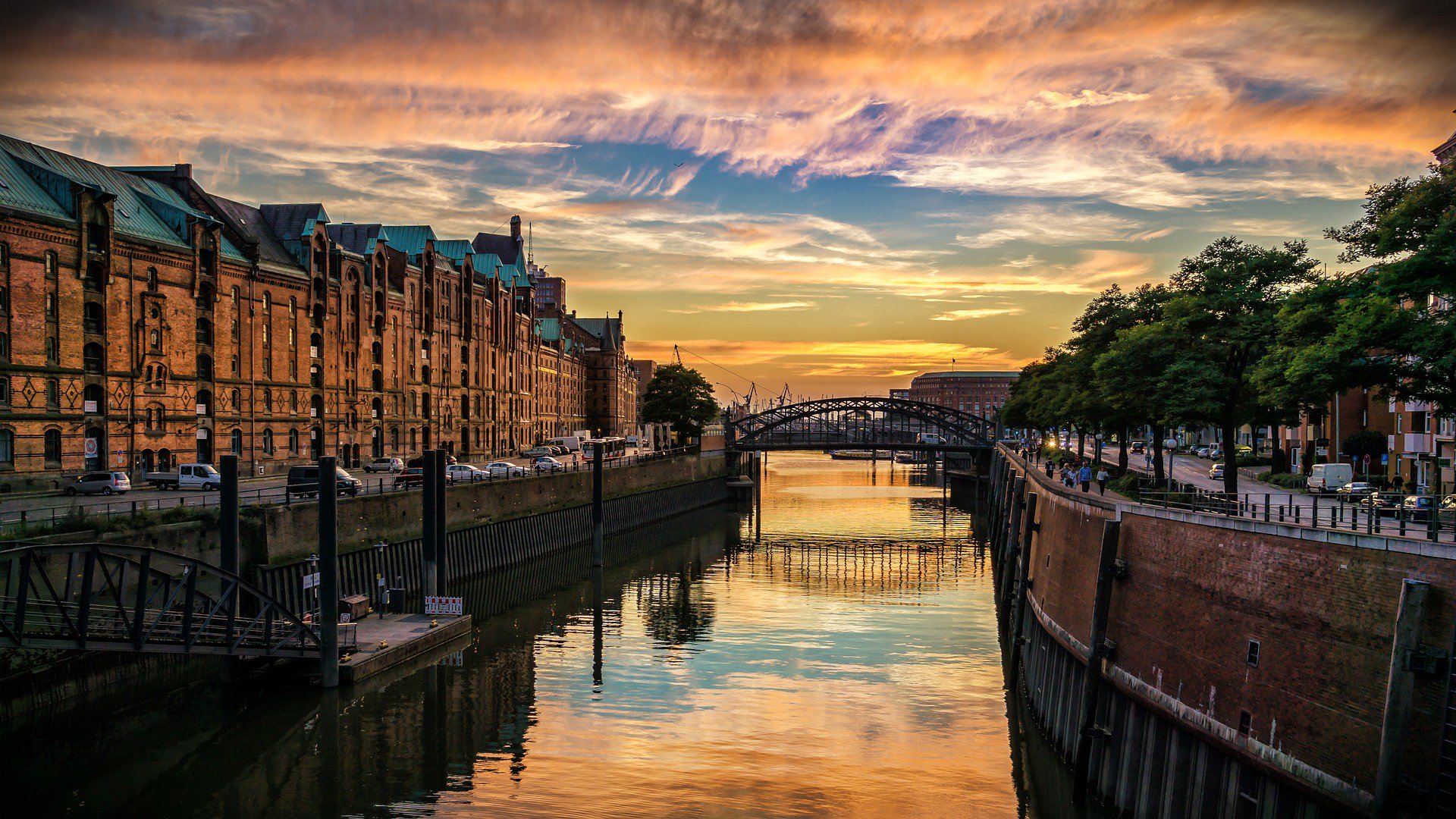 Amburgo, liggraphy, https://pixabay.com/it/photos/hamburg-speicherstadt-canale-case-3846525/, CC0