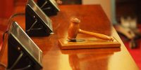 Tribunale, Daniel_B_photos, https://pixabay.com/it/photos/giudice-martello-sentenza-corte-1587300/, CC0