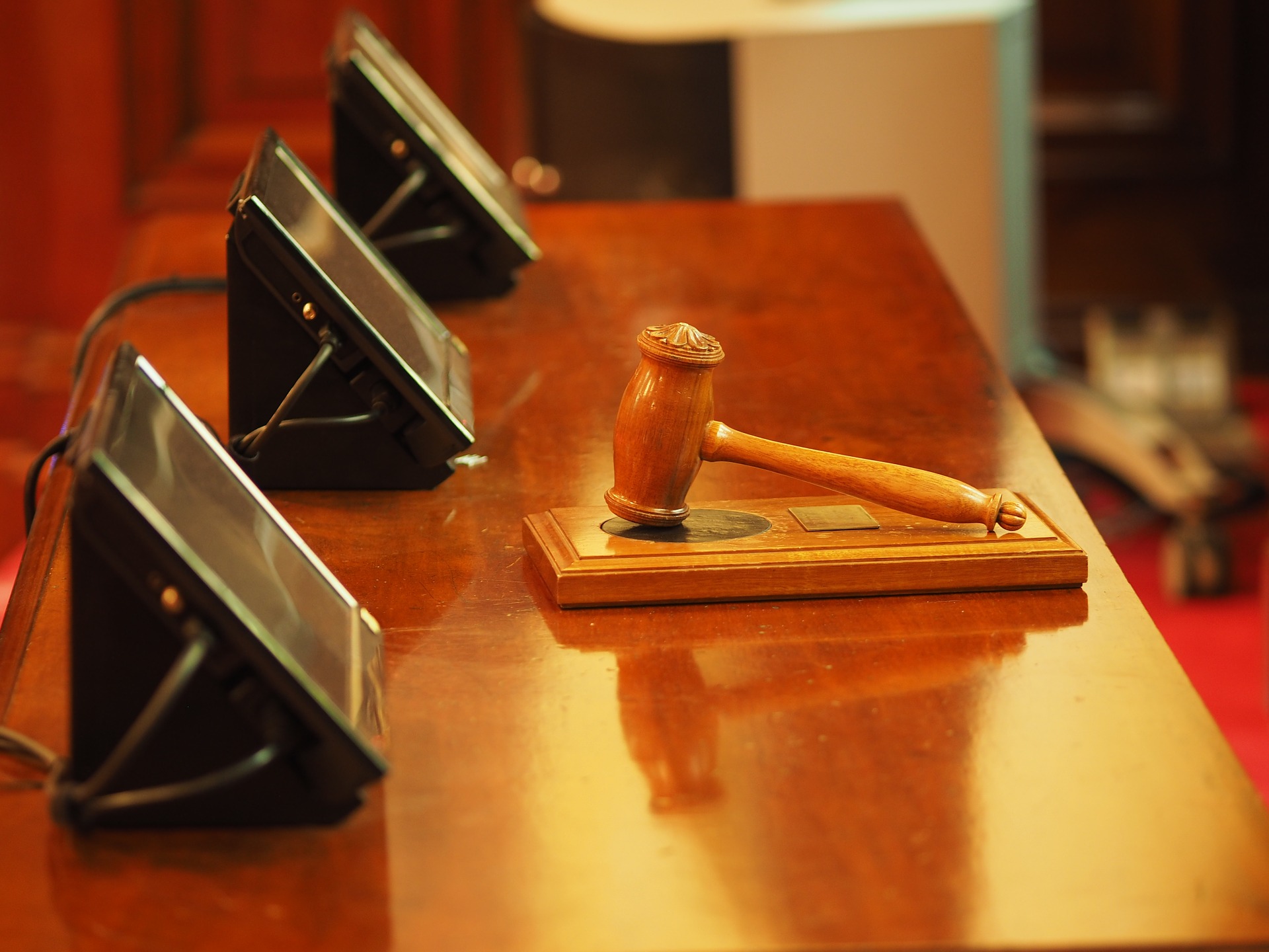 Tribunale, Daniel_B_photos, https://pixabay.com/it/photos/giudice-martello-sentenza-corte-1587300/, CC0