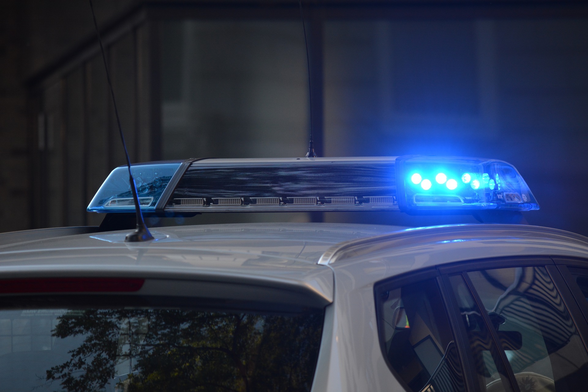 Auto della polizia, https://pixabay.com/it/photos/tecnologia-polizia-tetto-restando-2500010/ fsHH CC0