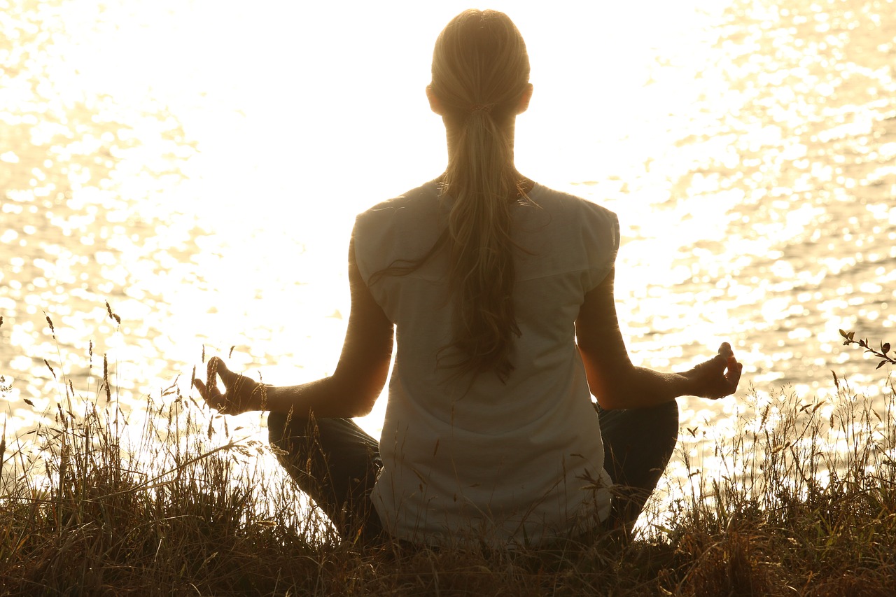 Yoga, https://pixabay.com/it/photos/meditare-meditazione-sereno-1851165/, Pexels, CC0