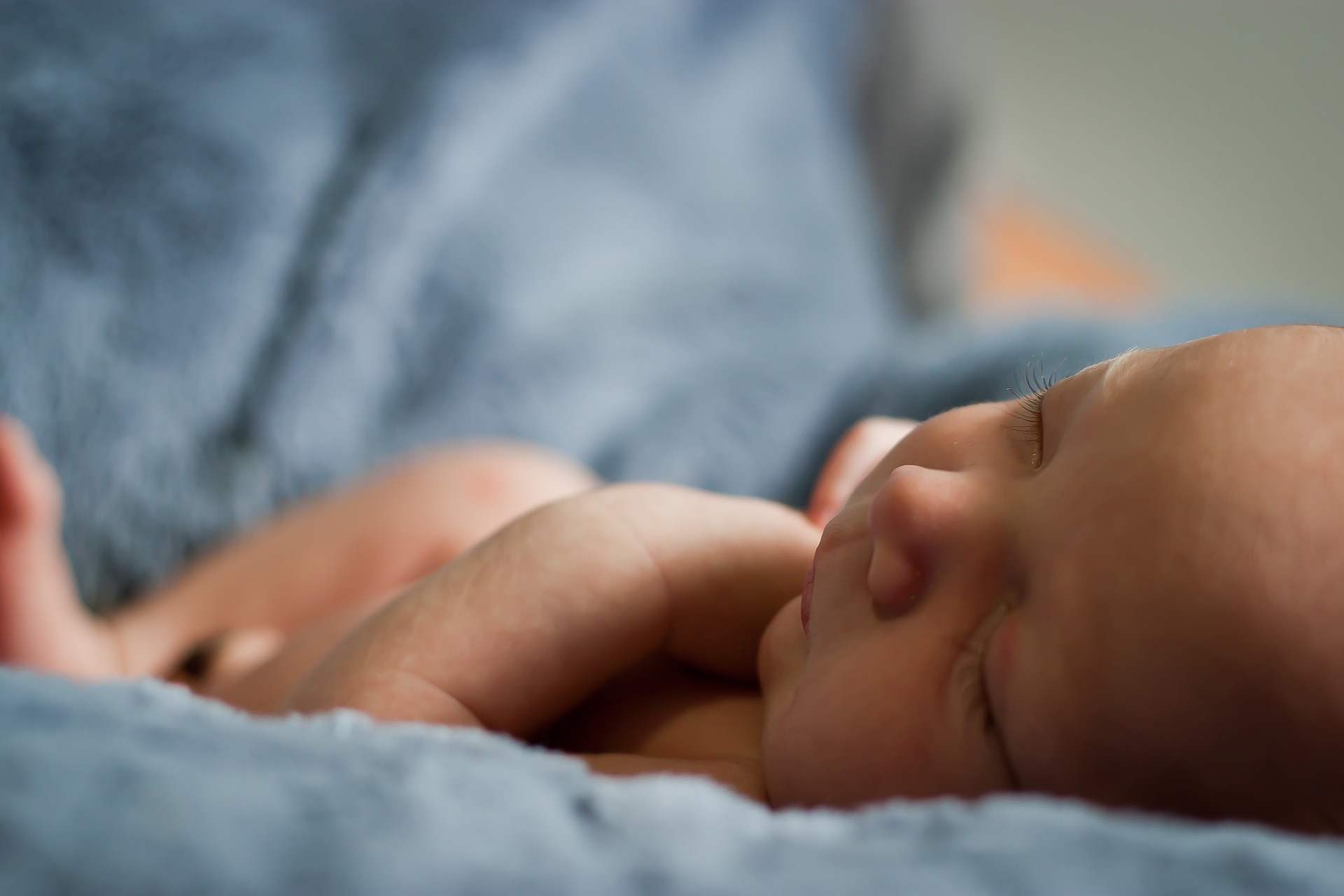 neonato, https://pixabay.com/it/photos/bambino-neonato-innocenza-amore-2585912/ StockSnap CC0