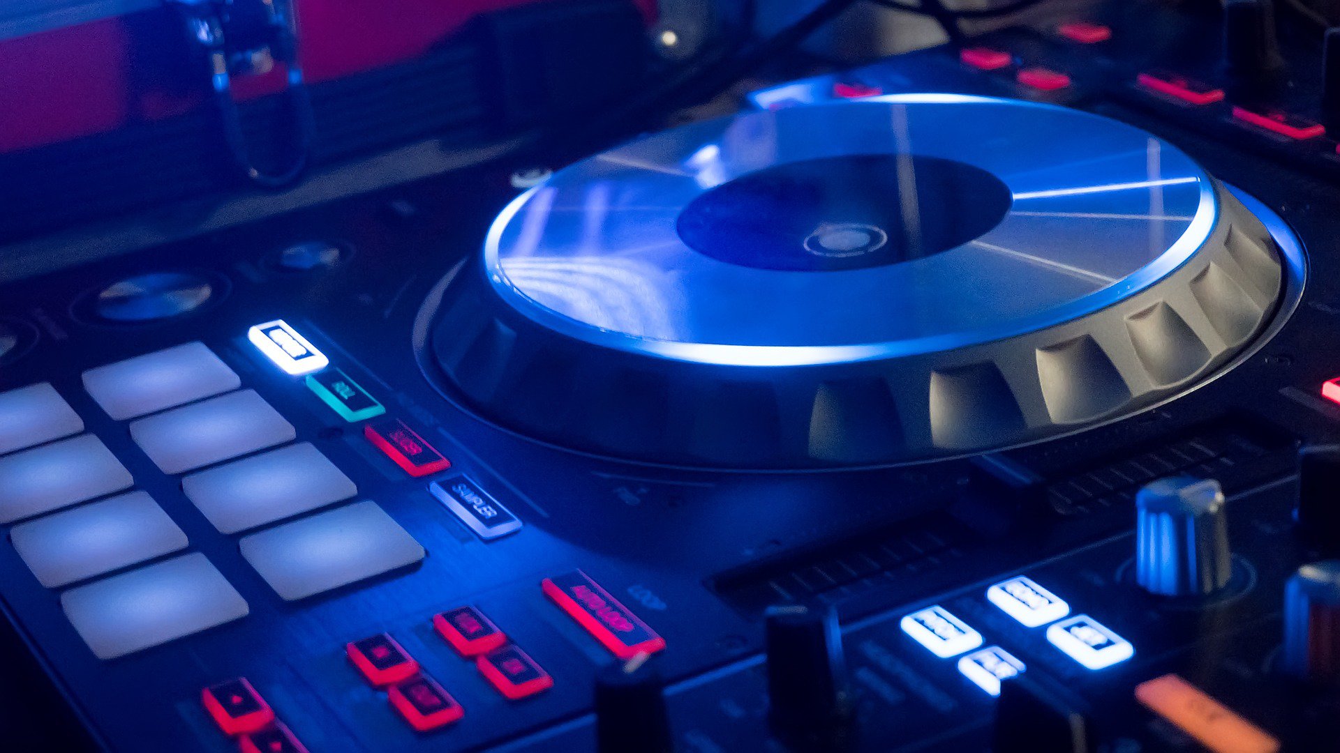 Dj, https://pixabay.com/it/photos/party-console-dj-musica-festa-2217208/, Foto di Alessandro Giordano da Pixabay, CC0