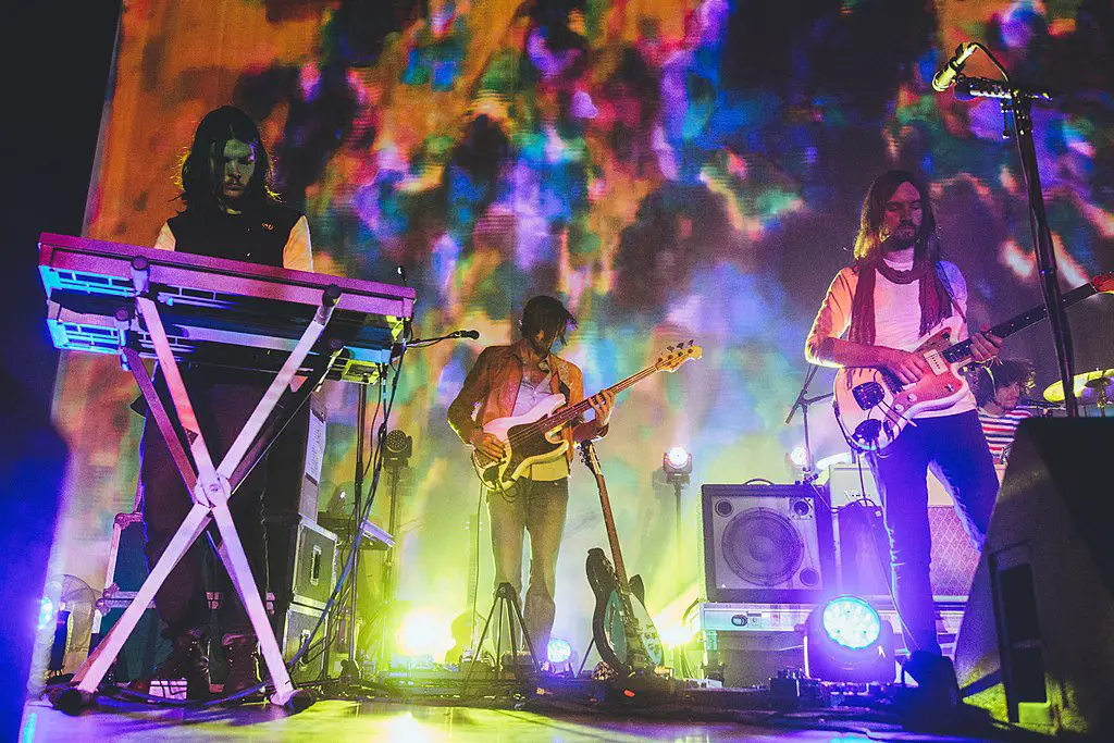 Tame Impala in concerto ©Abbi Gillardi - CC BY-SA 2.0 https://en.wikipedia.org/wiki/Tame_Impala#/media/File:Tame_Impala-3760_(18222291464).jpg