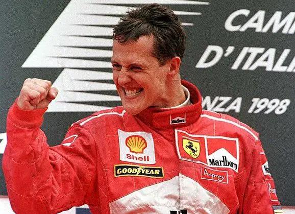 Schumacher, https://it.wikipedia.org/wiki/File:Michael_Schumacher_(Ferrari)_-_GP_d%27Italia_1998.jpg, Michael Cooper / ALLSPORT, pubblico dominio