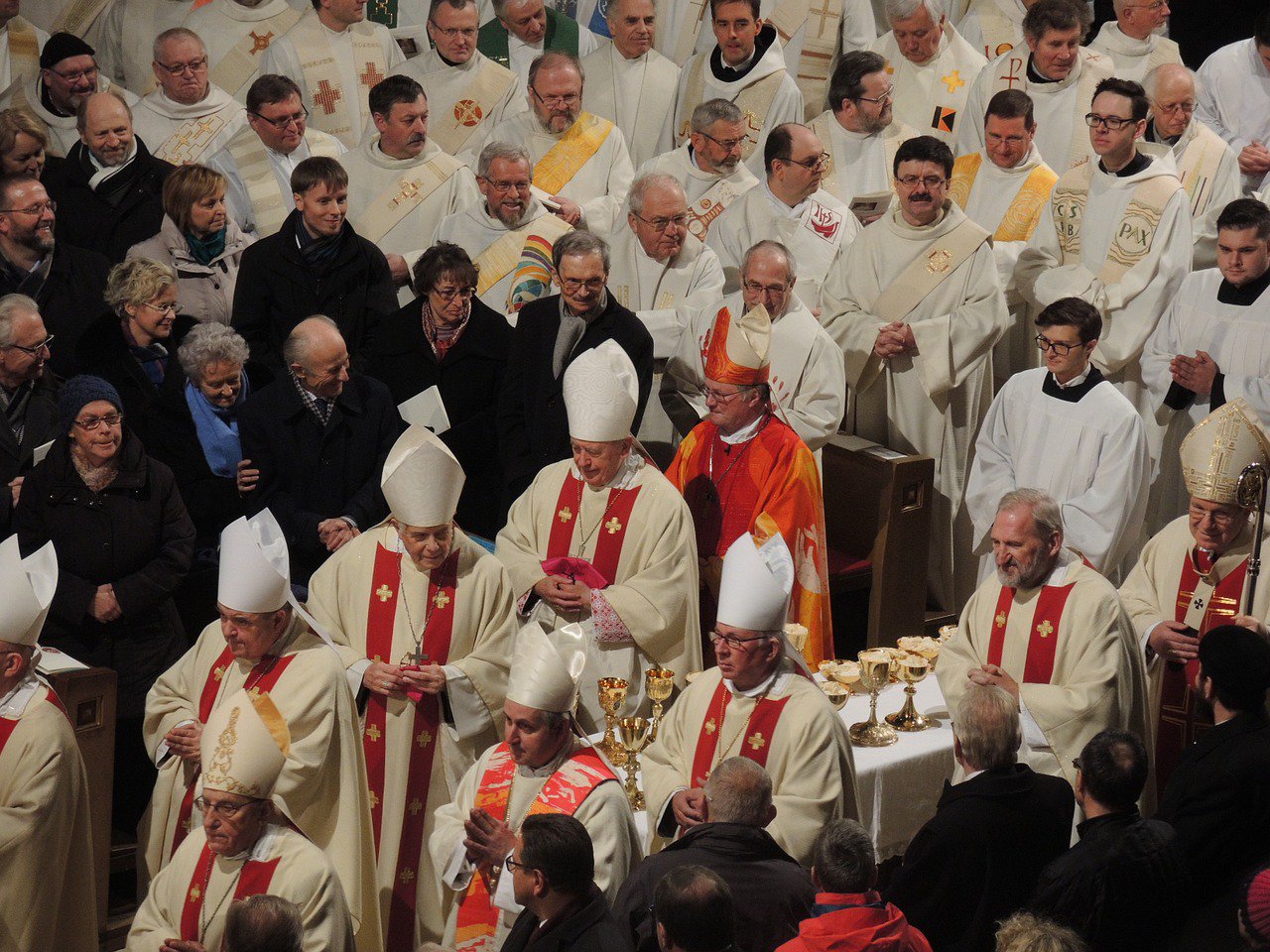 Vescovi in processione Pubblico Dominio da Pixabay https://pixabay.com/it/photos/vescovi-bacino-chiesa-1343063/