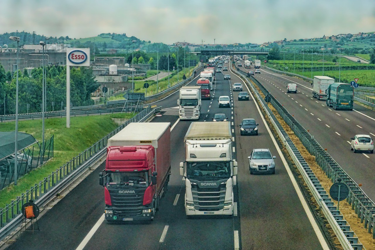 Petrolio Autostrada, https://pixabay.com/it/photos/autostrada-strada-camion-veicoli-3392100/, Schwoaze, CC0