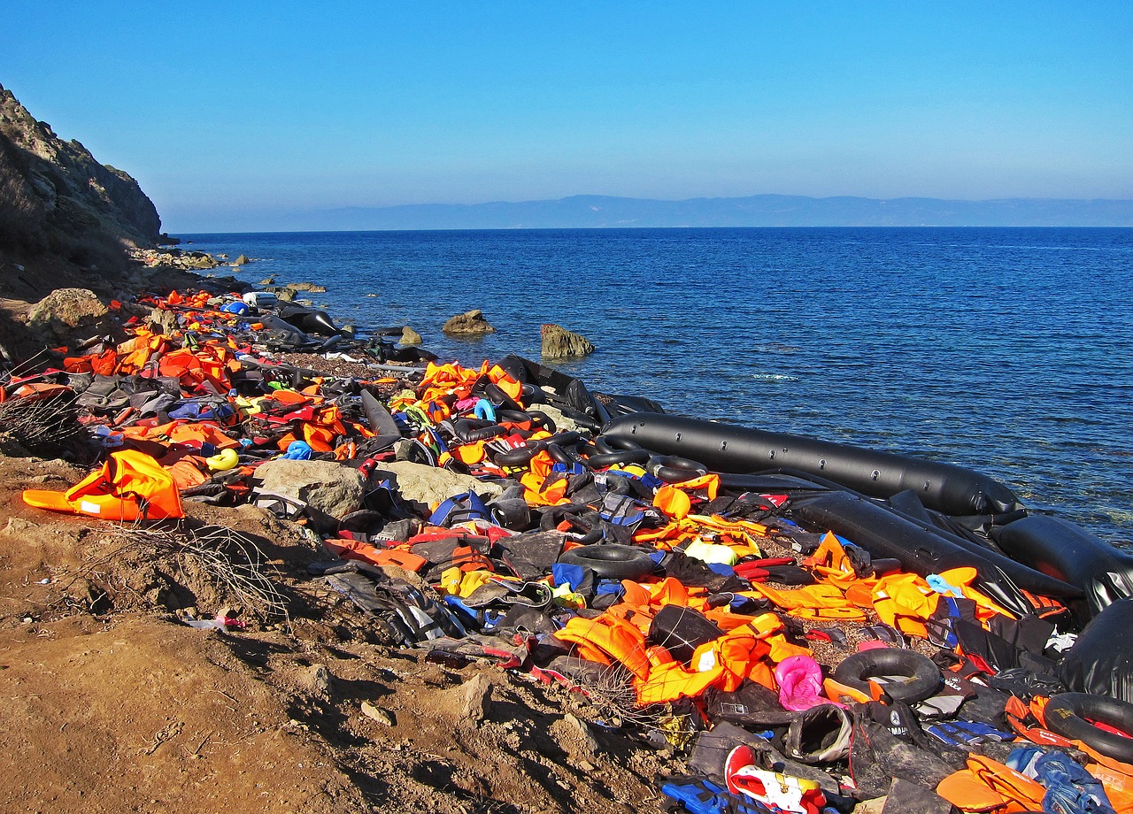Immigrazione e Mediterraneo, romaniamissions, https://pixabay.com/it/photos/giubbotti-di-salvataggio-siria-3290742/ CC0